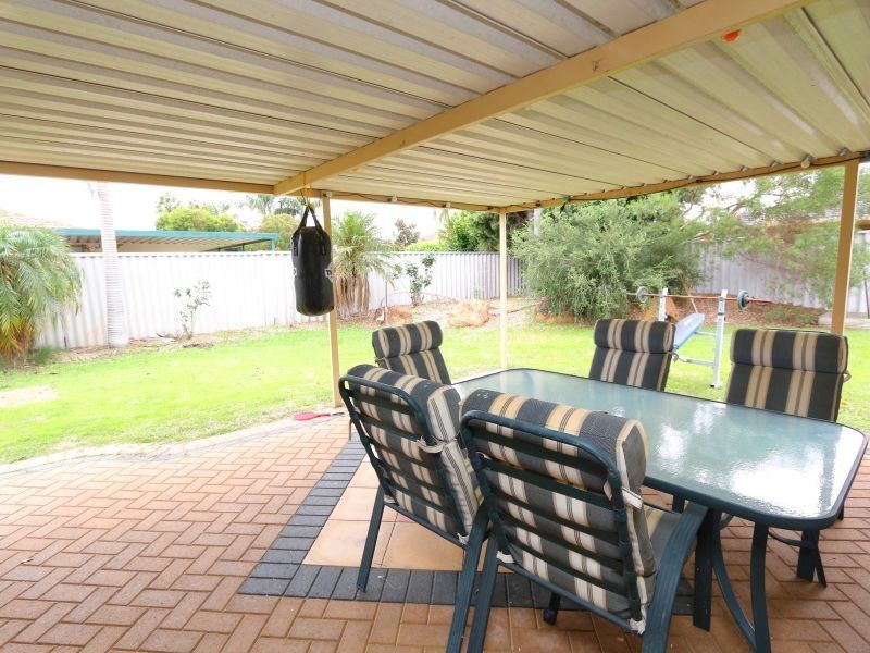 15 Forest Lakes Drive, Thornlie WA 6108