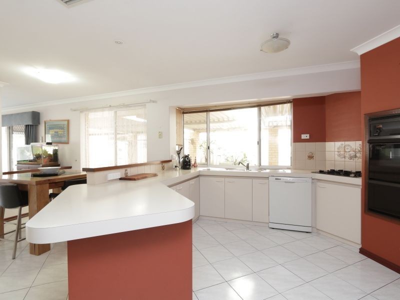 23 Chesterton Drive, Thornlie WA 6108