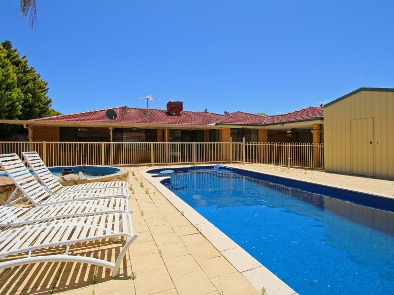 1 Lupin Close, Thornlie WA 6108