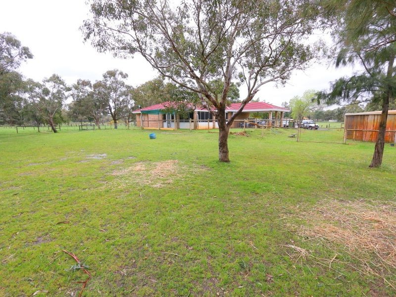 168 McNeill Road, Champion Lakes WA 6111