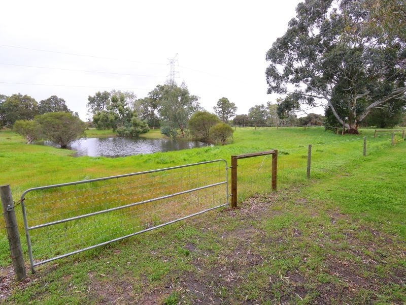 168 McNeill Road, Champion Lakes WA 6111