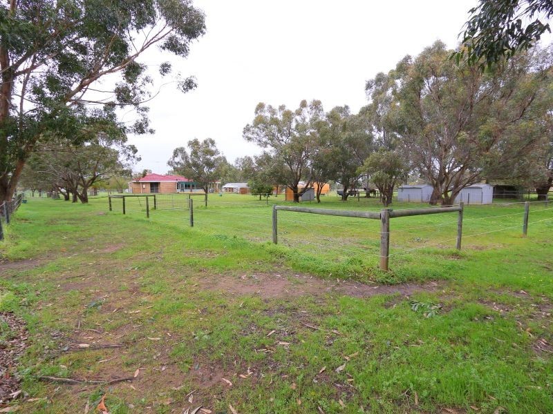 168 McNeill Road, Champion Lakes WA 6111