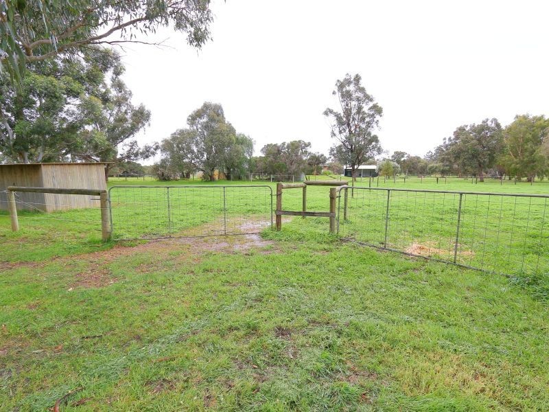 168 McNeill Road, Champion Lakes WA 6111