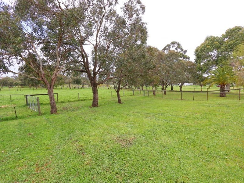 168 McNeill Road, Champion Lakes WA 6111