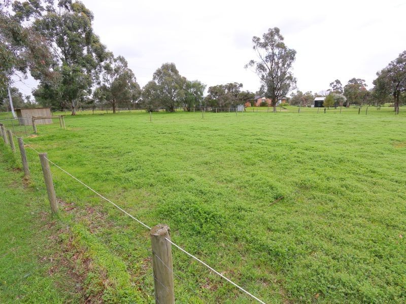 168 McNeill Road, Champion Lakes WA 6111