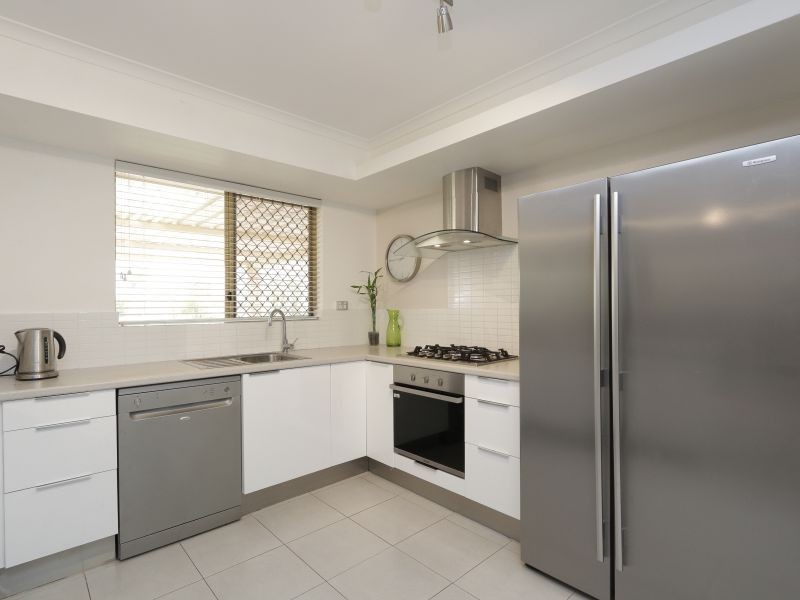 8 Gallant Court, Thornlie WA 6108