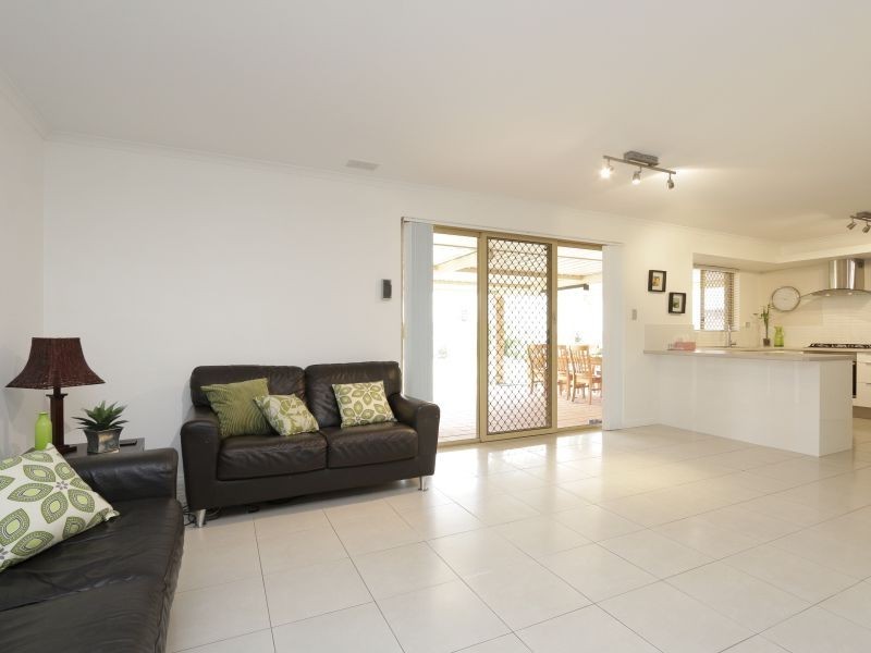 8 Gallant Court, Thornlie WA 6108