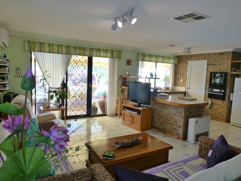 11 Discovery Drive, Thornlie WA 6108