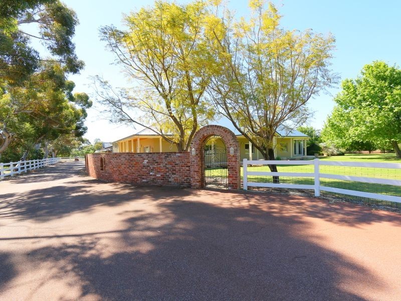 36 Victoria Road, Wattle Grove WA 6107