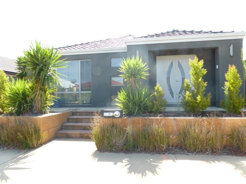 6 Hillhouse Way, Piara Waters WA 6112