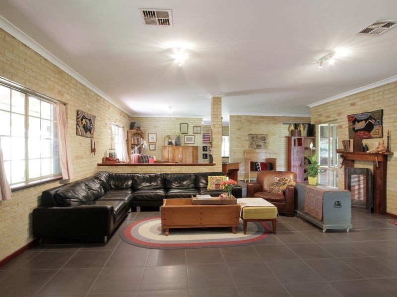 5 Livingstone Drive, Canning Vale WA 6155