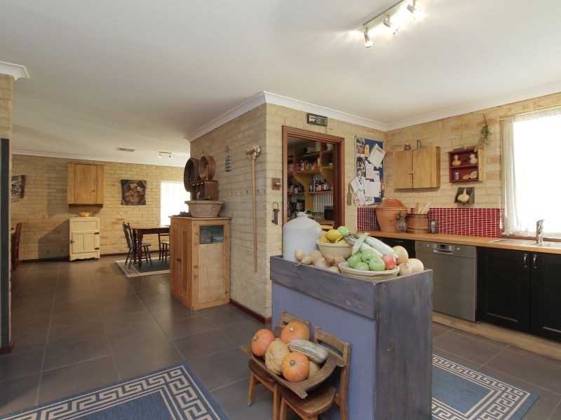 5 Livingstone Drive, Canning Vale WA 6155