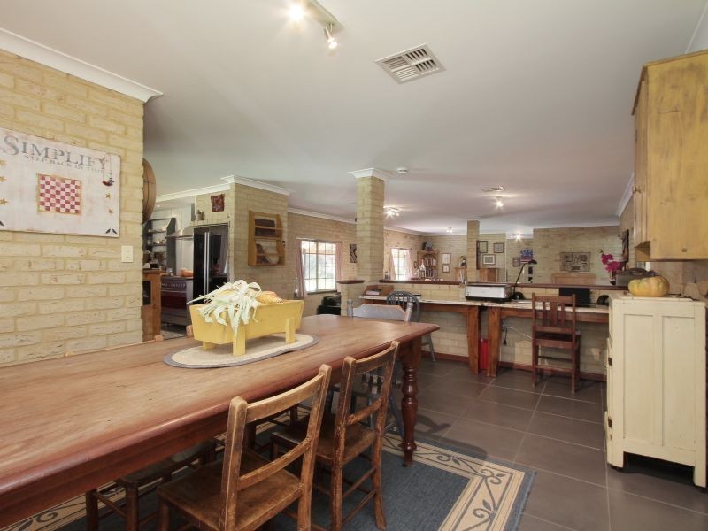 5 Livingstone Drive, Canning Vale WA 6155