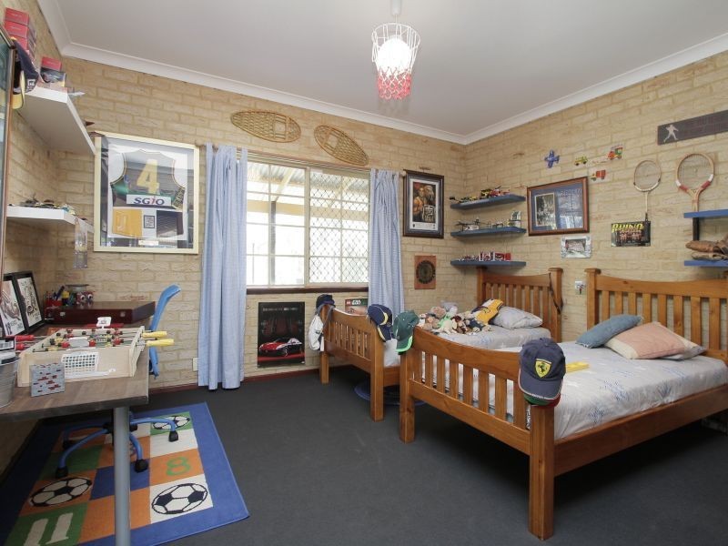 5 Livingstone Drive, Canning Vale WA 6155