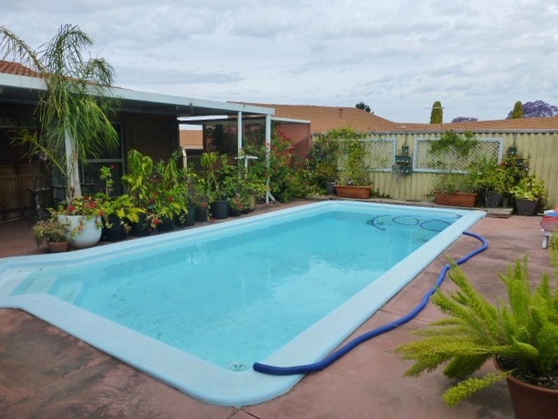 17 Parkside Drive, Thornlie WA 6108