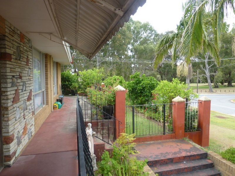 17 Parkside Drive, Thornlie WA 6108