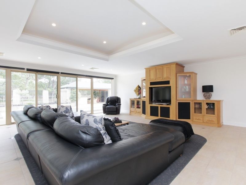 40 Johnson Place, Wattle Grove WA 6107