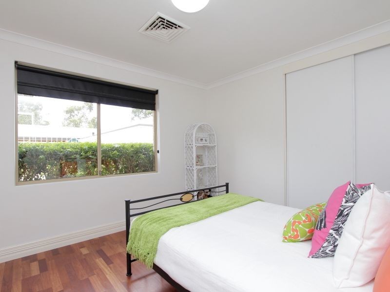40 Johnson Place, Wattle Grove WA 6107