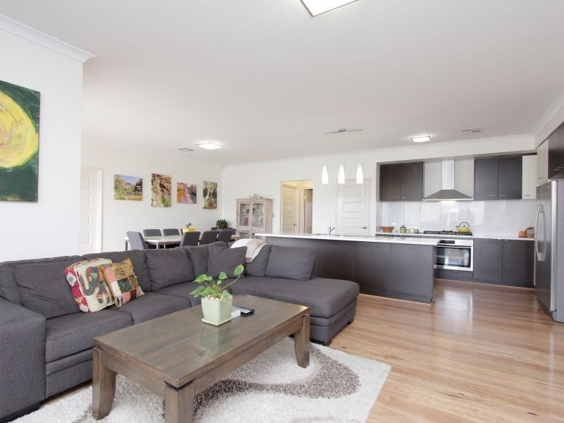 24 Strathclyde Circuit, Champion Lakes WA 6111