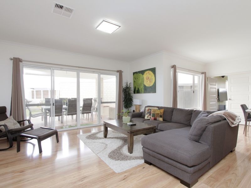 24 Strathclyde Circuit, Champion Lakes WA 6111