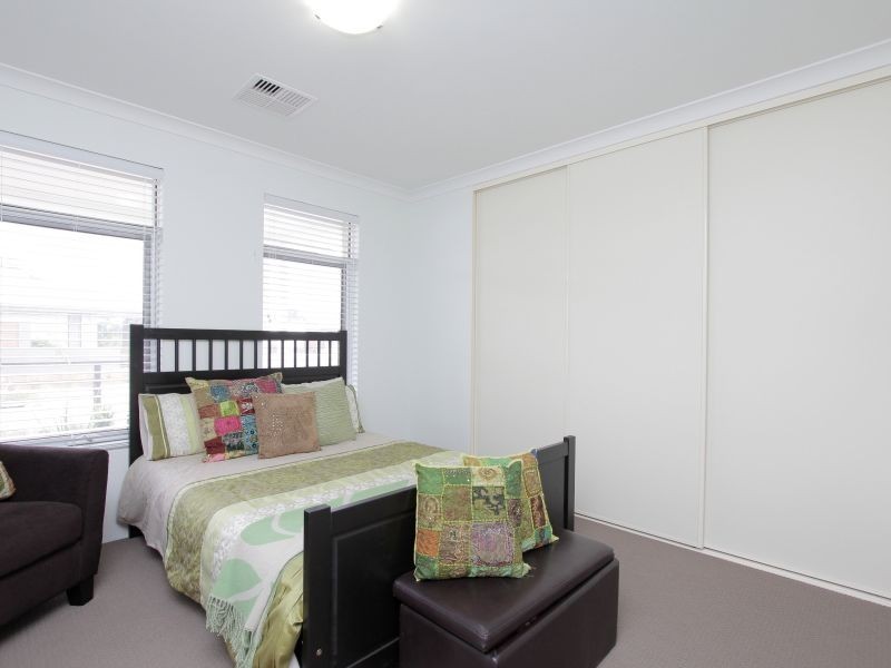 24 Strathclyde Circuit, Champion Lakes WA 6111