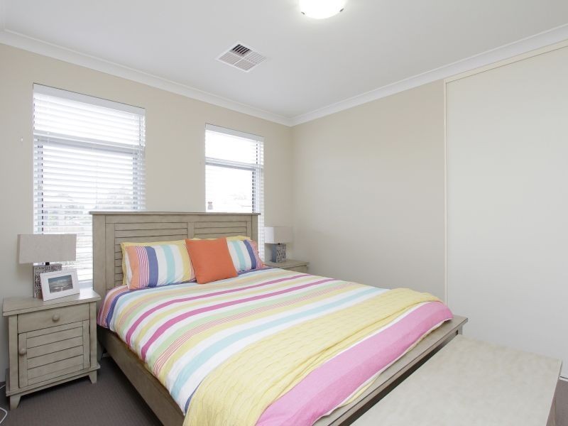 24 Strathclyde Circuit, Champion Lakes WA 6111