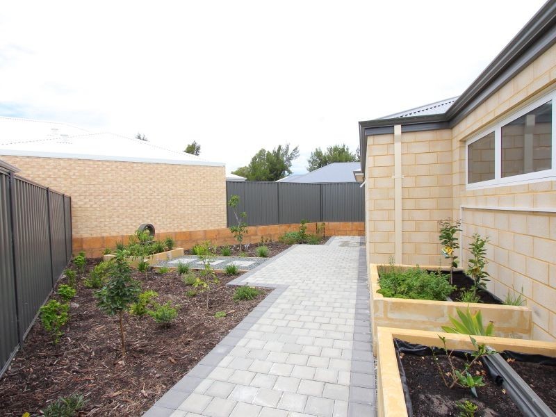 24 Strathclyde Circuit, Champion Lakes WA 6111