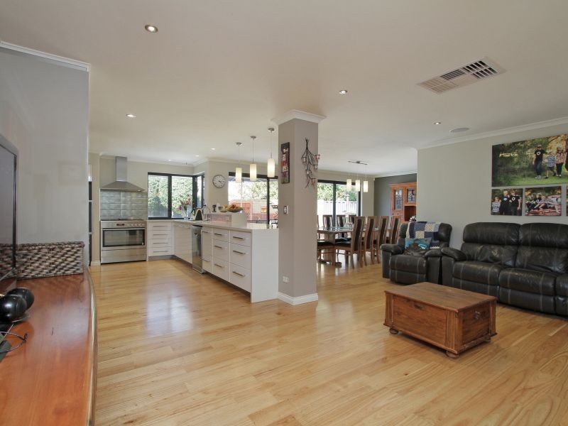 2 Redheart Drive, Thornlie WA 6108