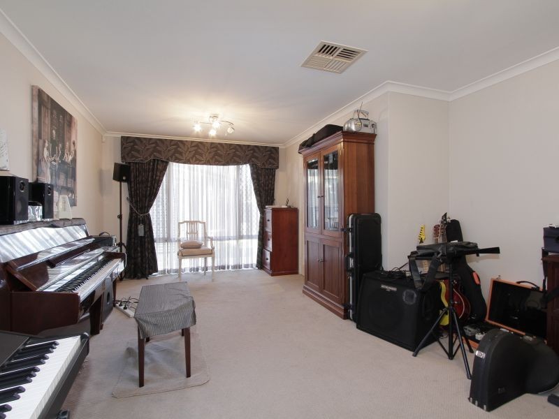 2 Redheart Drive, Thornlie WA 6108