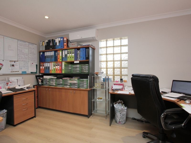 2 Redheart Drive, Thornlie WA 6108