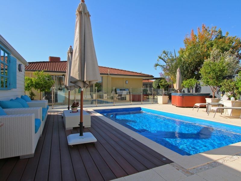 2 Redheart Drive, Thornlie WA 6108