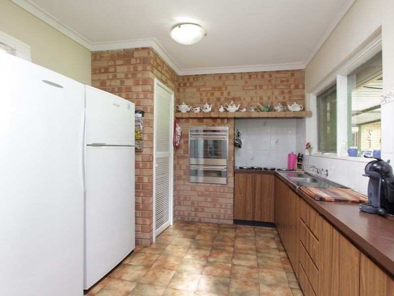 37 Amanda Drive, Camillo WA 6111