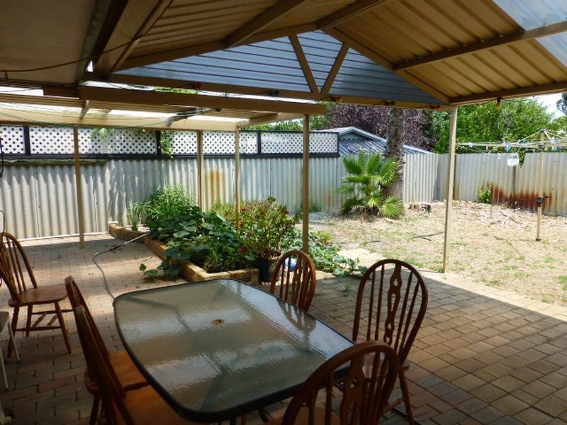 17 Sutherland Drive, Thornlie WA 6108