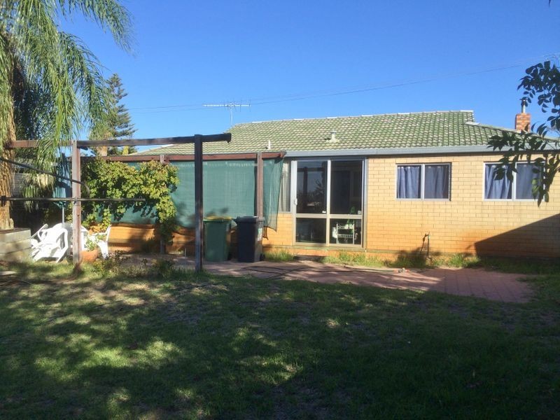 43 Spring Road, Thornlie WA 6108