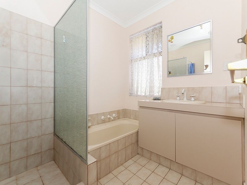 29 Redheart Drive, Thornlie WA 6108