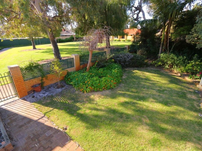 19 Regency Drive, Thornlie WA 6108