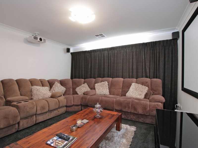 18 Hartz Way, Wandi WA 6167