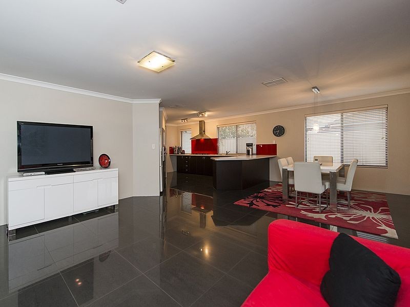 15 Hallstrom Way, Canning Vale WA 6155