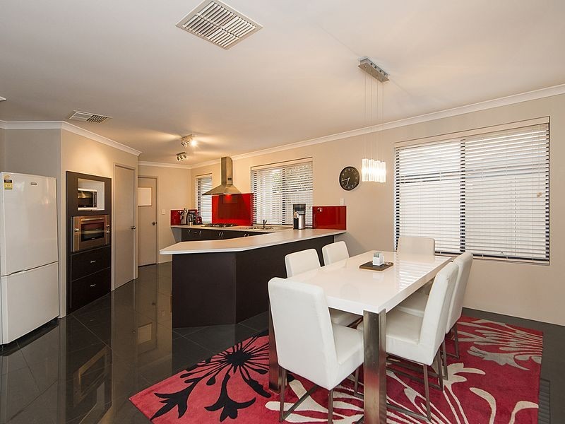 15 Hallstrom Way, Canning Vale WA 6155