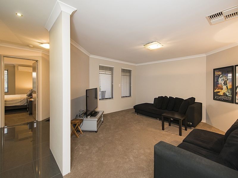 15 Hallstrom Way, Canning Vale WA 6155