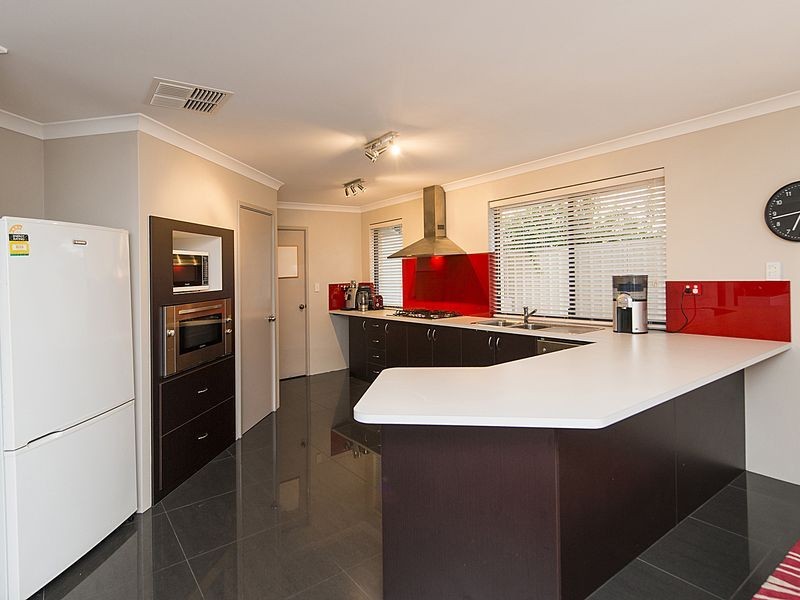 15 Hallstrom Way, Canning Vale WA 6155