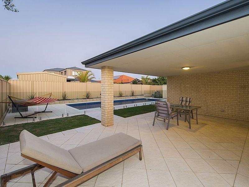15 Hallstrom Way, Canning Vale WA 6155