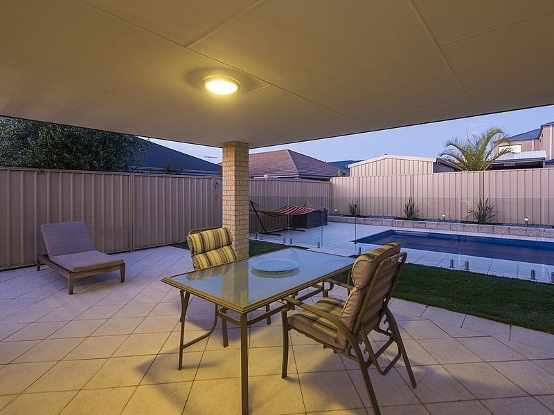 15 Hallstrom Way, Canning Vale WA 6155