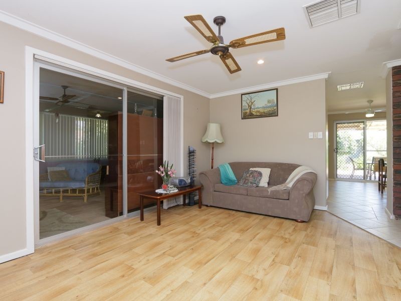 33 Parkside Drive, Thornlie WA 6108