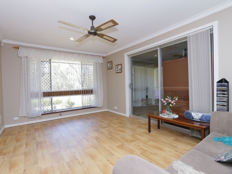 33 Parkside Drive, Thornlie WA 6108