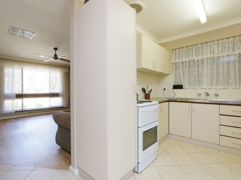 33 Parkside Drive, Thornlie WA 6108