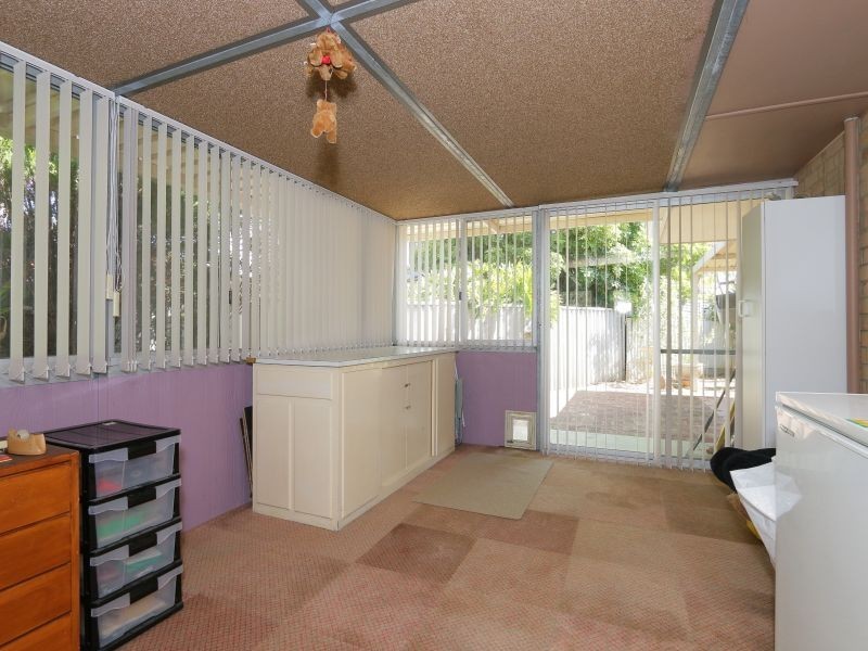 33 Parkside Drive, Thornlie WA 6108