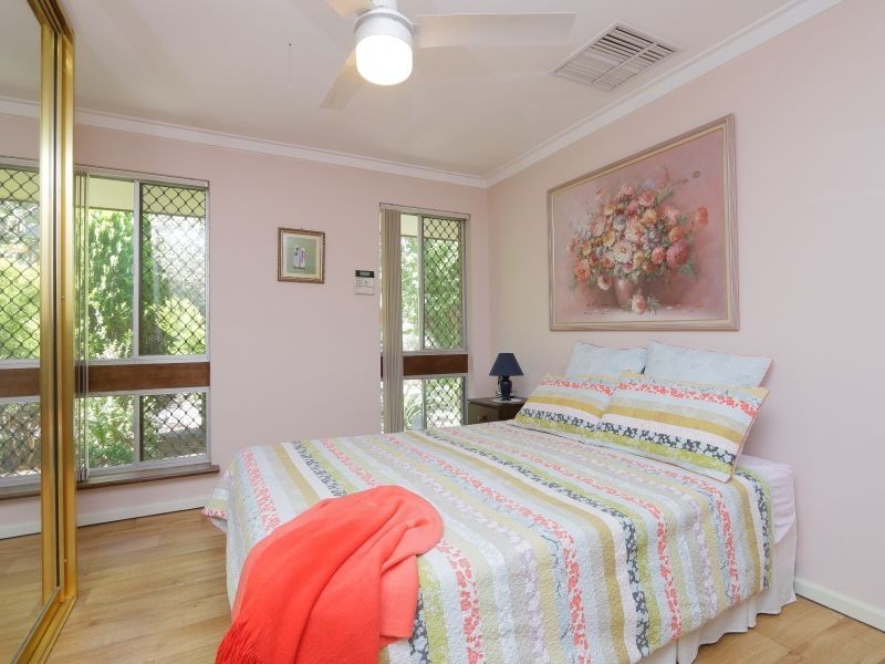 33 Parkside Drive, Thornlie WA 6108