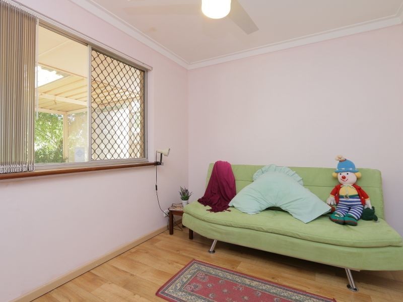33 Parkside Drive, Thornlie WA 6108