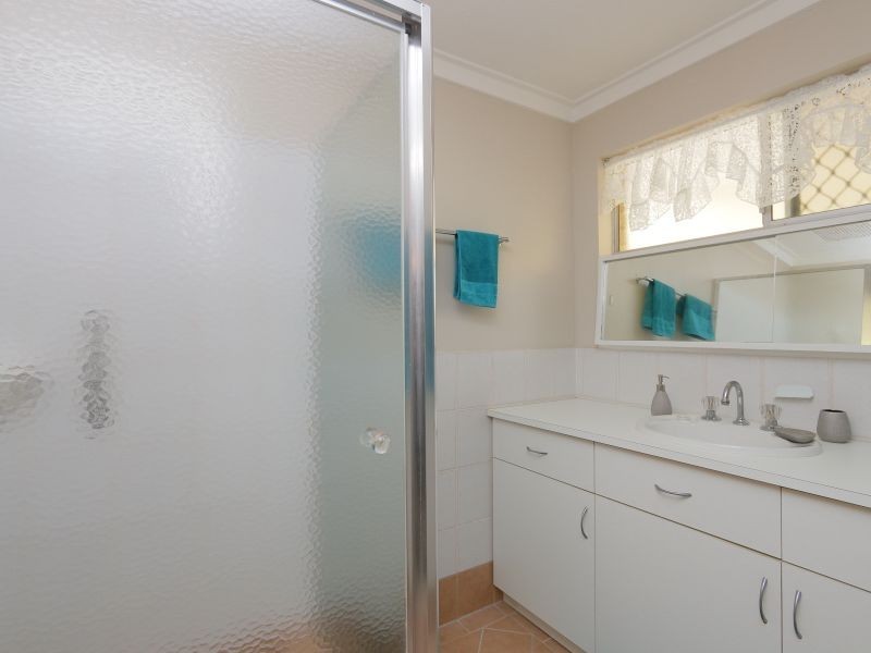 33 Parkside Drive, Thornlie WA 6108